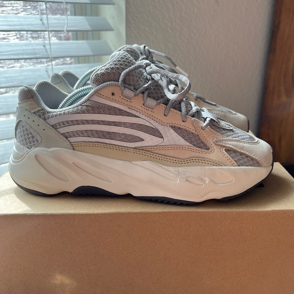 Yeezy 700 v2 cream - Picture 3 of 5